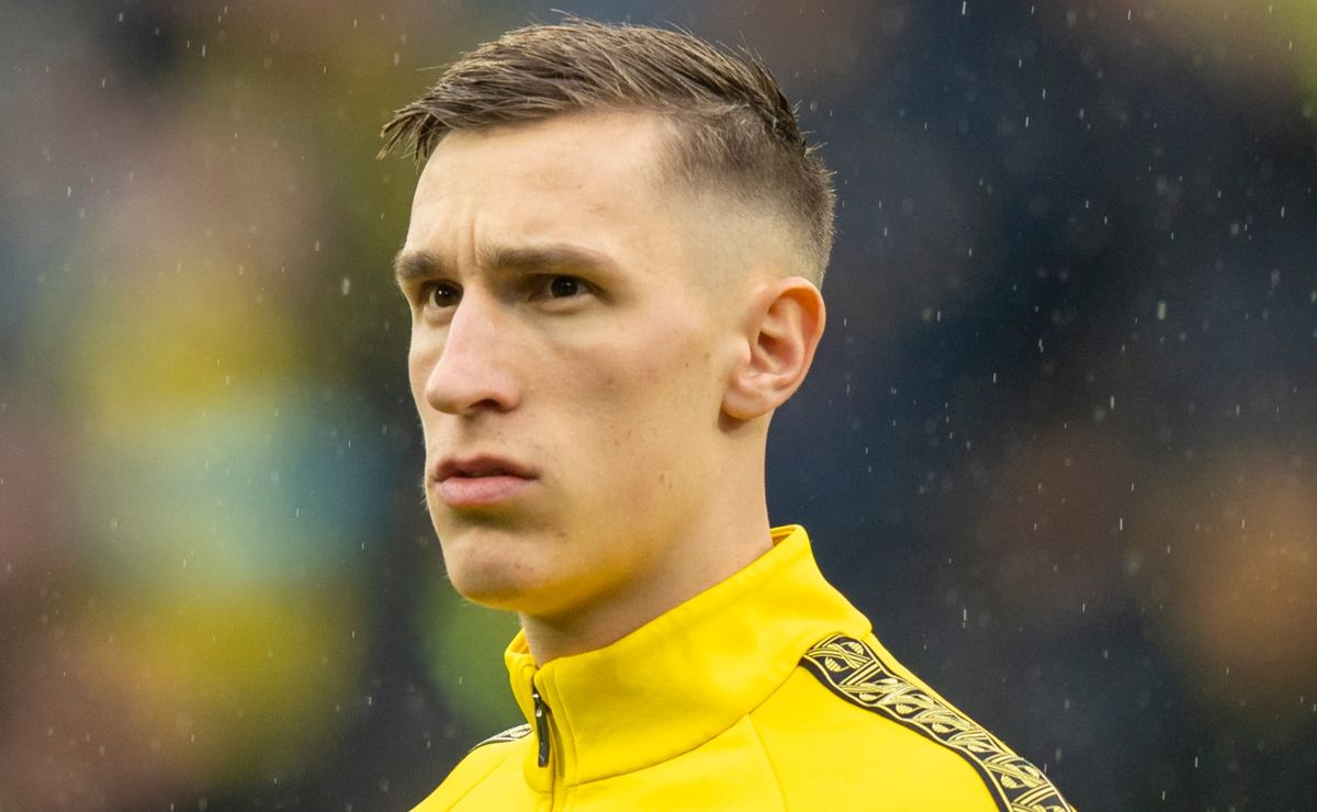 Bidding War Erupts Between Manchester United and Liverpool for Dortmund's Star Defender Nico Schlotterbeck Amid Contract Standoff