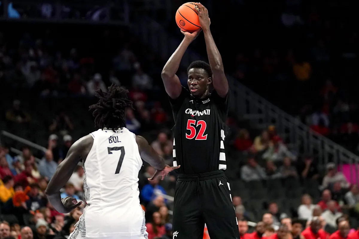 Former Cincinnati Big Man Eyes Shocking Move to Texas A&M—What’s Behind the Decision?