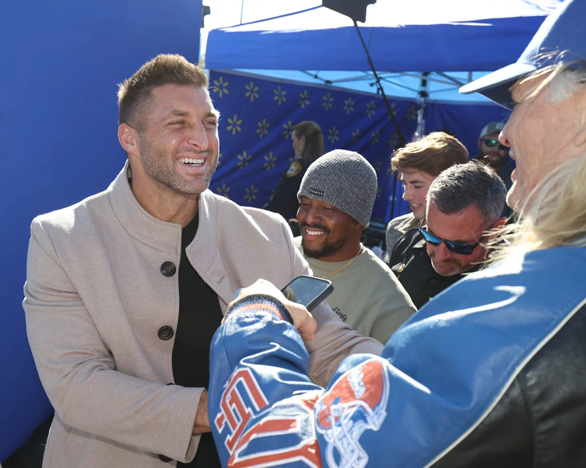 Tim Tebow and Ol’ Ball Coach Team Up with Morgan Wallen in Shocking Gainesville Walkouts—What Sparks the Unlikely Alliance?