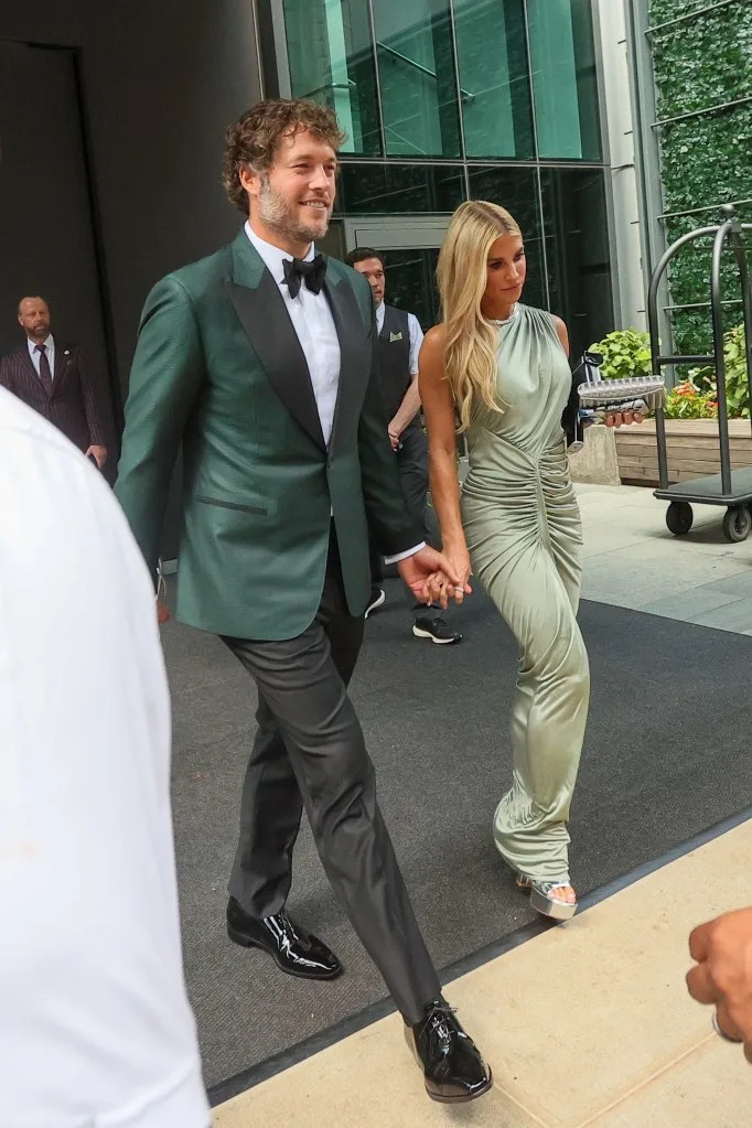Kelly Stafford’s Dazzling Green Dress at Kelce-Swift Wedding Sparks Fashion Frenzy—See Why Everyone’s Talking!