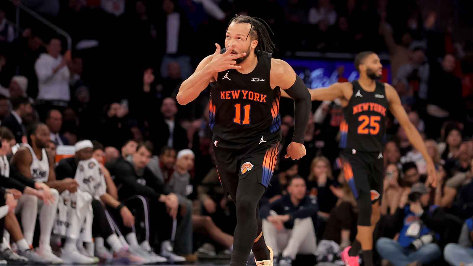 Knicks’ Jalen Brunson Honored in Unexpected Showdown as Reds Star Clashes with Cubs—What’s the Hidden Connection?