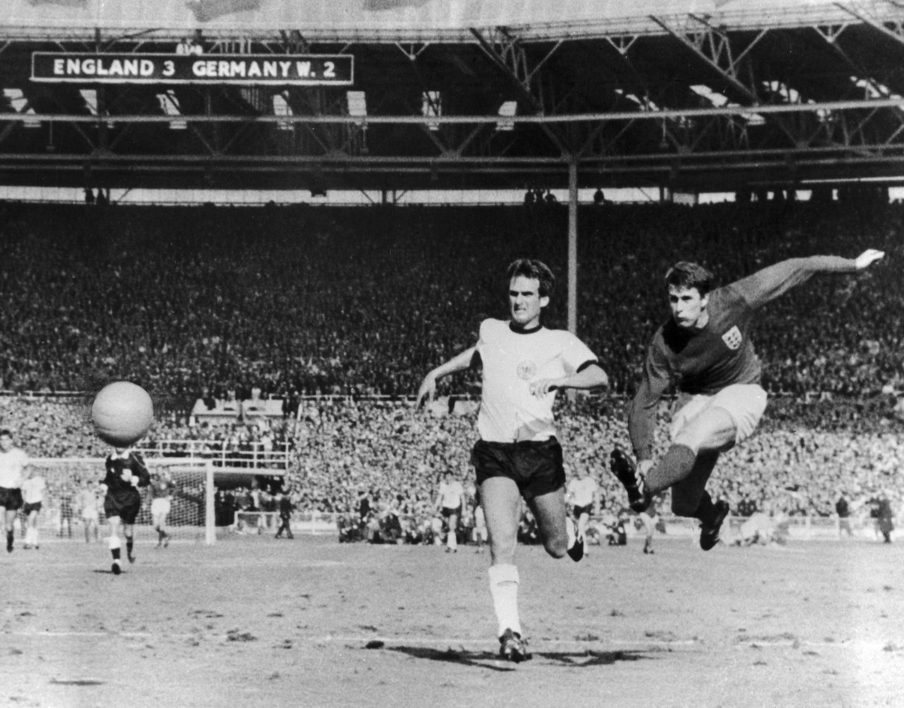 Sir Geoff Hurst Reveals Shocking Last-Minute Call-Up That Changed Football History Forever