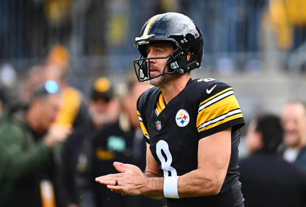 Aaron Rodgers Battles Mysterious Injury in Sunday’s Crucial Game – What It Means for the Season