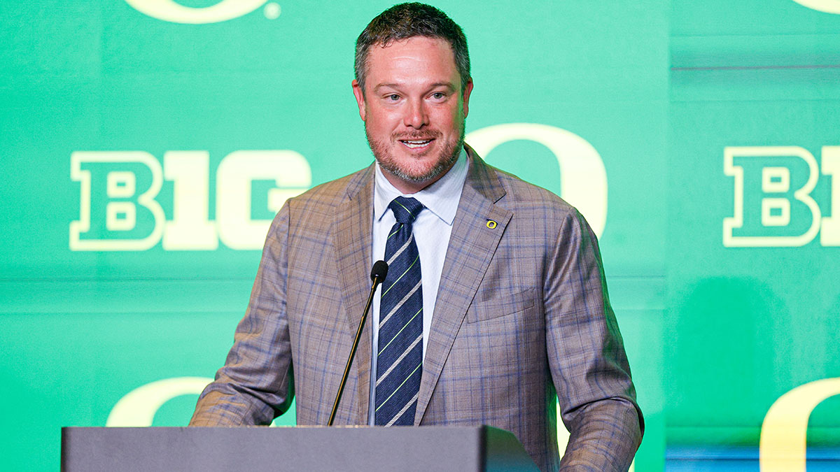 Oregon’s Dan Lanning Surprises Everyone with Unexpected Gesture Following Dante Moore Injury